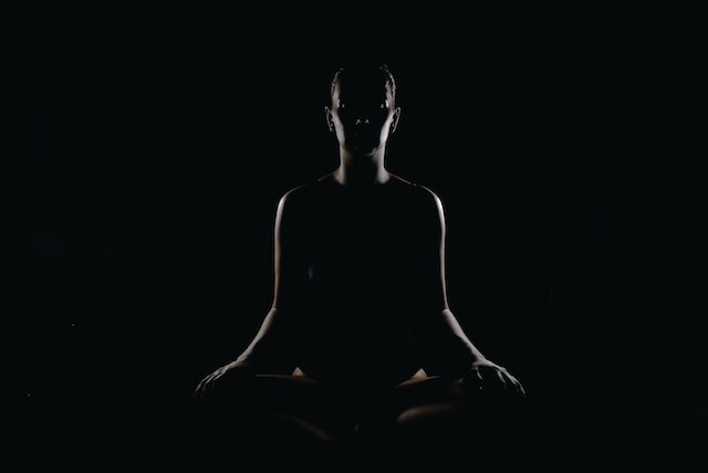 meditaing in the dark can help reduce migraine